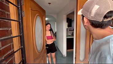 MI VECINO CALIENTE ESTABA SOLO FUERA DE MI CASA Y LO INVITE A ENTRAR PARA QUE ME PUDIERA FOLLAR MUY RICO SEXO CASERO